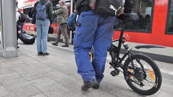 Ein Radfahrer steigt am 8. Juni 2022 im Bahnhof Husum in einen Regionalzug.