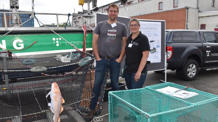 Dr. Daniel Stepputtis und Dr. Kristina Barz vom Thünen Institut hinter einem ihrer Fischfangnetze