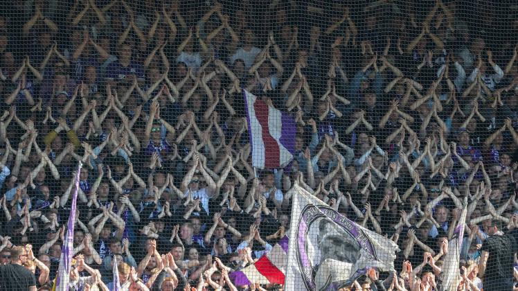 Fußball - 3. Liga - 35. Spieltag - VfL Osnabrück - SV Waldhof Mannheim am 23.04.2022 an der Bremer Brücke in Osnabrück D