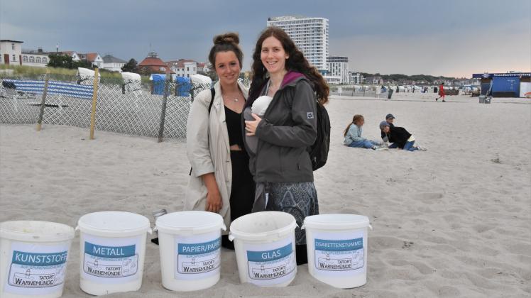 Valeska Cherewko (l.) und Johanna Sonnenberg setzen sich seit mehr als einem Jahr für Ordnung und Sauberkeit am Warnemünder Strand ein.
