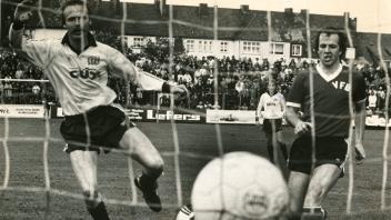 Vor 42 Jahren: Derby zwischen dem VfL Osnabrück und dem VfB Oldenburg an der Bremer Brücke in der letzten Saison in der 2. Liga Nord. Der VfL gewann 4:1, hier ein Tor durch Nils Tune Hansen. 