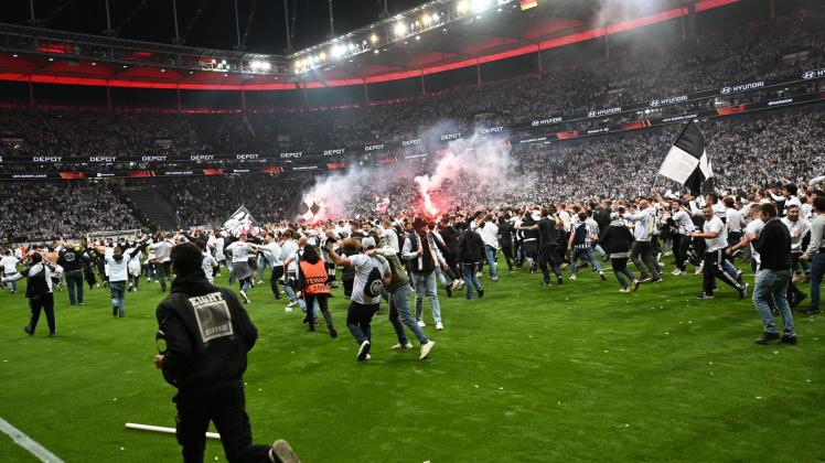ARCHIV - Der Platzsturm der eigenen Fans nach dem Sieg gegen West Ham United kommt Eintracht Frankfurt teuer zu stehen. Foto: Arne Dedert/dpa