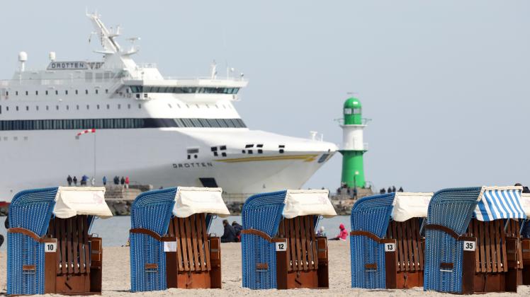 Warnemünde - Die ersten Strandkörbe werden aufgestellt