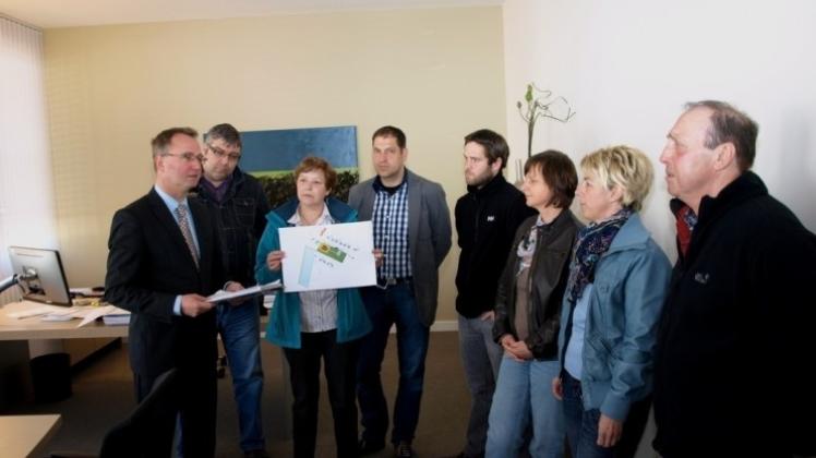 Anfang Mai überreichte eine Delegation aus Haren-Erika eine Liste mit Unterschriften an Harens Bürgermeister Markus Honnigfort (l.). Archivfoto: Gerd Mecklenborg