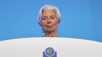 ARCHIV - Christine Lagarde, Präsidentin der Europäischen Zentralbank, kündigte kürzlich an: Bis Ende September 2022 sollen die Negativzinsen im Euroraum beendet sein. Foto: Daniel Roland/AFP Pool /dpa