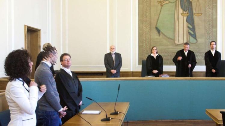 Urteilsverkündung bei Bombenwurf-Prozess am Landgericht: Preußen-Fan Juri C. muss für fünf Jahre ins Gefängnis. 