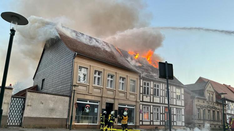 Am späten Pfingstsonnabend stand ein Wohnhaus in der Lenzener Seetorstraße in Flammen.