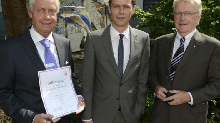 Die Stiftungsurkunde erhielten Friedhelm Spiekermann(links) und Sebastian Kotte vom Vorsitzenden Klaus Lang (rechts). 