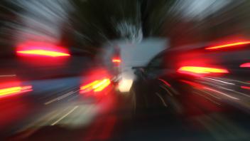Autos mit Bewegungsunschärfe bei Nacht fotografiert. Symbolfoto für illegale Autorennen illegale Autorennen *** Cars pho