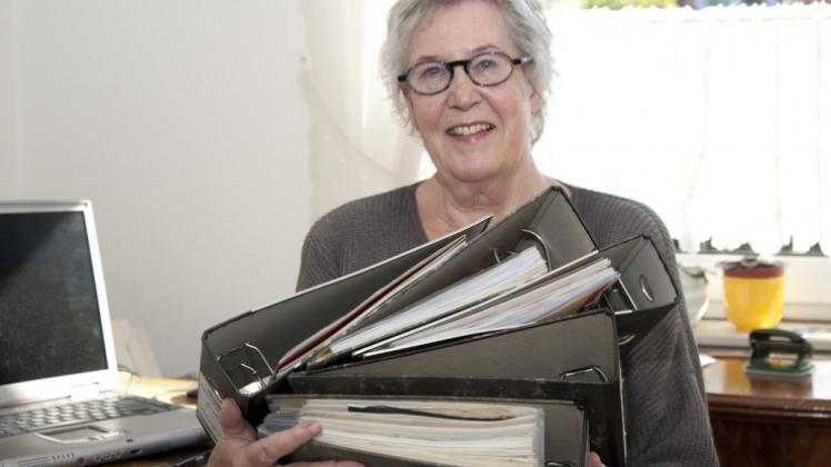 Genau Buch geführt wurde über das Wohnprojekt 9: Helga Pannenborg hat noch zig Ordner mit Material zu der geplanten Senioren-Wohngemeinschaft. 