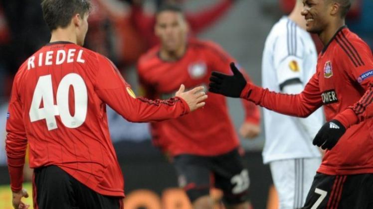 Julian Riedel (l) war bei Bayer Leverkusen der Star des Abends. 