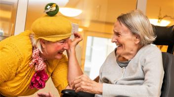 In Delmenhorst startet das Leuchtturmprojekt „Humor in der Pflege“. Pflegekräfte lernen dabei die heilende Kraft des Lachens.