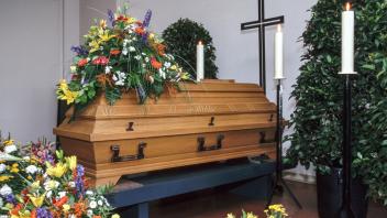 Themenfoto, Übersterblichkeit in Zeiten der Coronapandemie, Beerdigung, Sarg mit Blumenschmuck, Essen, Nordrhein-Westfal