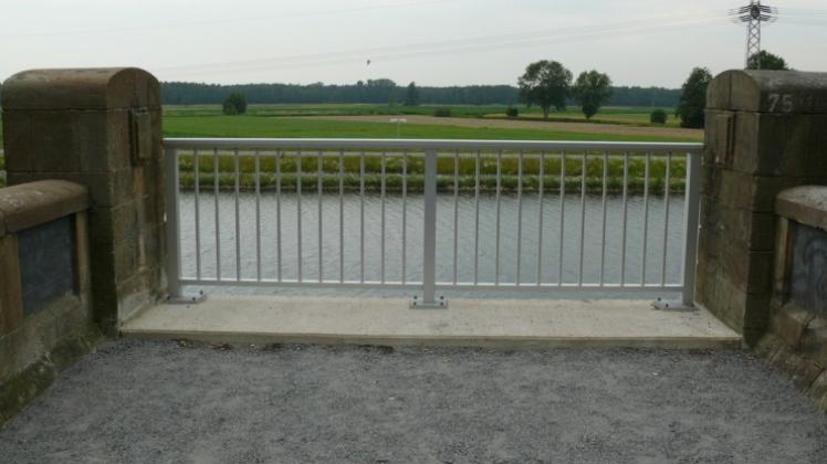 Vorher: Reichlich unsensibel fanden Hollager Heimatfreunde das Vorgehen der Kanalbauverwaltung, die ein modernes Autobahngeländer in das Maschwegbrücken-Denkmal einfügte. 