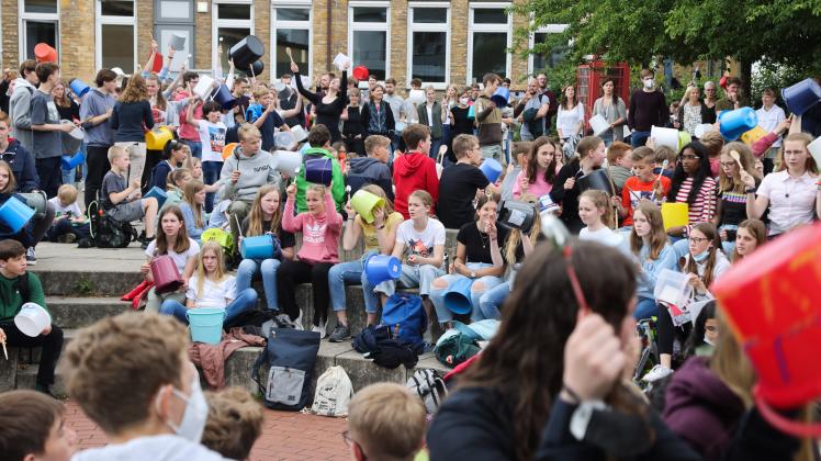 Die Ursulaschule trommelt für den Frieden. Nach Trommelworkshops am Vormittag, versammeln sich alle Schüler auf dem Schulhof, um gemeinsam mit den Groove Onkels zu trommeln. Foto: Michael Gründel