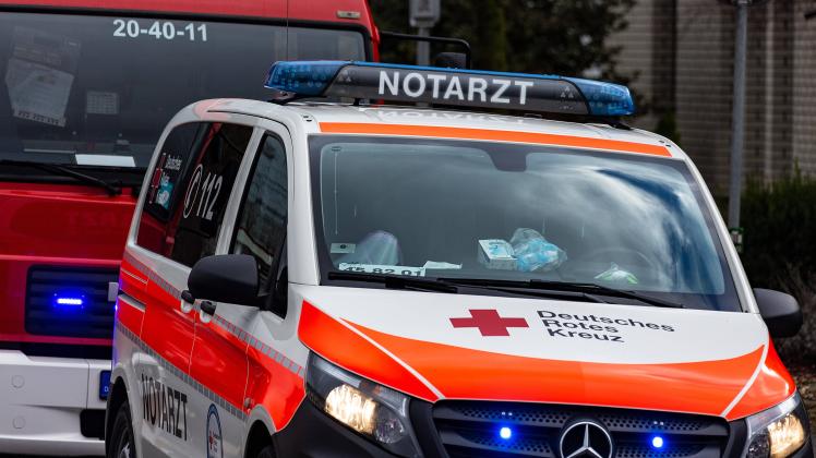 Melle, Deutschland 15. Maerz 2021: Ein Einsatzfahrzeug, vom Deutschen Roten Kreuz, mit Blaulicht und Schriftzug Notarzt,