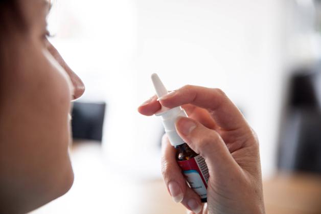 Nasenspray kann die Nasenschleimhaut abschwellen lassen, hat aber eine hohe Anfälligkeit für Abhängigkeit