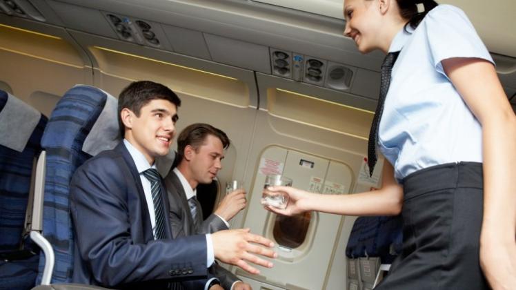 Dieser Fluggast darf ruhig zugreifen. Er wird im Flugzeug nicht schneller betrunken als am Boden. 