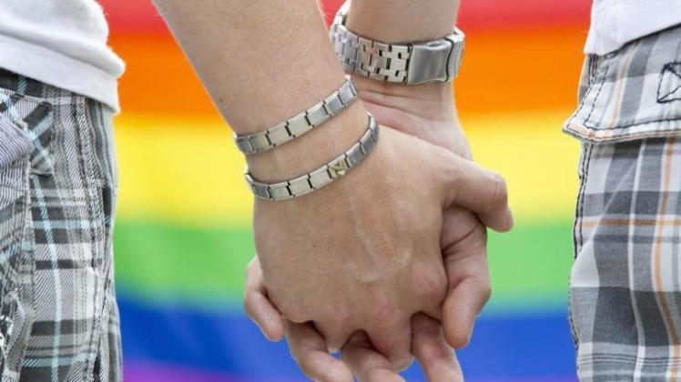 Wieder einmal hat Karlsruhe einen Schritt zur Gleichstellung schwuler und lesbischer Paare mit heterosexuellen Ehepaaren erzwungen. 