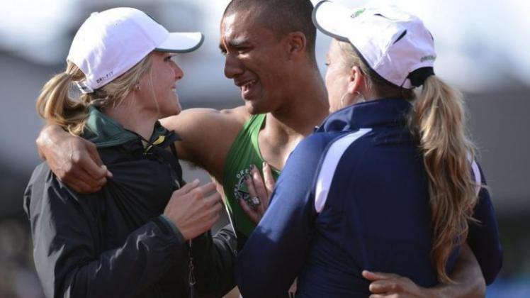 Ein aufgelöster Ashton Eaton herzt nach dem Weltrekord seine Verlobte und seine Mutter. 