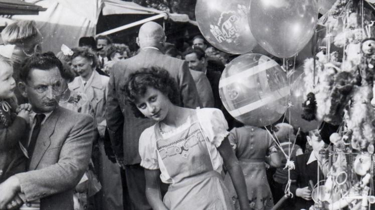 Eine lange Tradition hat der Papenburger Augustmarkt: Das Foto zeigt eine Luftballonverkäuferin aus den 1950er-Jahren. 