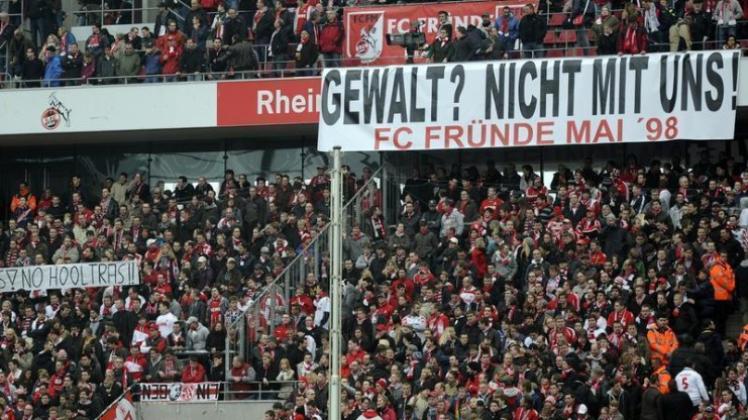 Kölner-Fans zeigen ein Transparent mit der Aufschrift «Gewalt? Nicht mit uns!». 