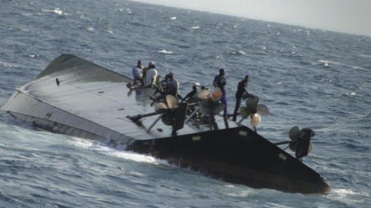 Passagiere der verunglückten Fähre warten vor der Tropeninsel Sansibar auf die Rettungskräfte. 