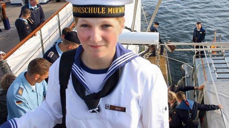 Das Privatfoto der Eltern vom 15.08.2008 zeigt die 18-jährige Offiziersanwärterin der Bundesmarine Jenny Böken an Bord der «Gorch Fock» im Hafen von Mürwick. Foto: Privat