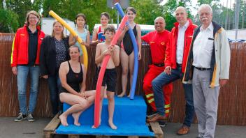 Vertreter der DLRG und der Stadt Schenefeld präsentierten das mobile Schwimmbecken.