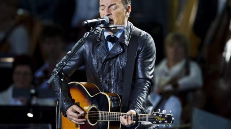 Alt-Rocker Bruce Springsteen singt vor dem Osoloer Rathaus. 