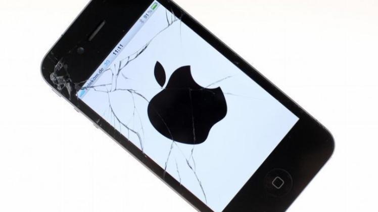 iPhone 4S: Die Schuldenkrise macht sich nun auch bei Apple bemerkbar - der erfolgsverwöhnte US-Konzern setzte weniger seiner gewinnträchtigen Smartphones ab als erwartet. 
