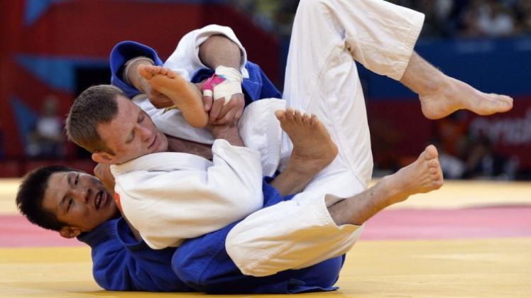 Ein Knäuel aus Gliedmaßen: Judoka Ole Bischof (in Weiß) im Finale gegen den Südkoreaner Kim Jae-Bum. 