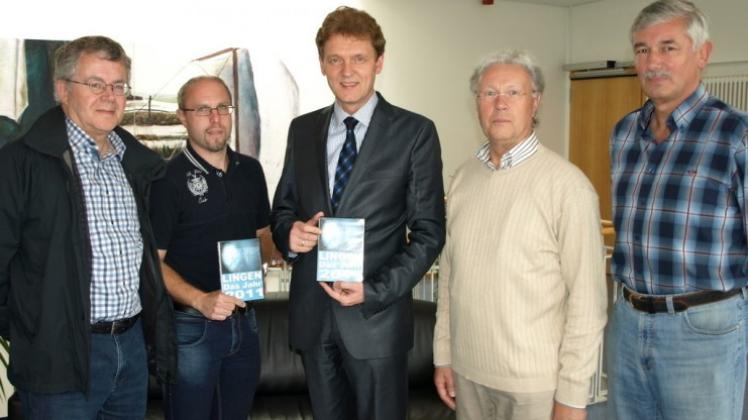 Die DVD des „Team 75“ übergab (von links) Jürgen Hof an Stadtarchivar Stephan Schwenke und Oberbürgermeister Dieter Krone gemeinsam mit Winfried Janshen und Jochen Schrader. 
