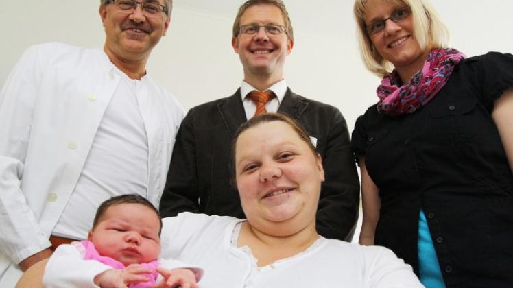 Über die 400. Geburt im MHA freuen sich mit der Mutter Janine Loheider (von links) J. Konrad Lis (Gynäkologe), Ansgar Oeverhaus (Verwaltung) und Annika Vennemeyer (Hebamme). 