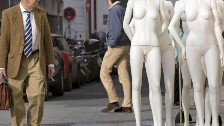 Schaufensterpuppen, die von einem bankrotten Modegeschäft in Sevilla auf die Straße gestellt wurden. Spanien ist im zweiten Quartal weiter in die Rezession gerutscht. 