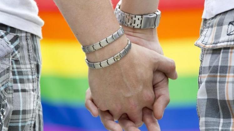 Familienministerin Schröder setzt sich für eine steuerliche Gleichstellung homosexueller Lebenspartnerschaften mit der Ehe ein. 
