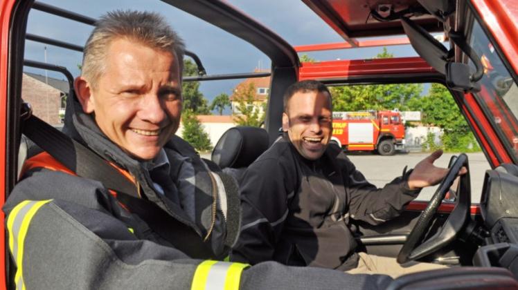 Spaß muss sein: Mit einem offenen Feuerwehr-Geländewagen holte Stadtbrandmeister Amin Schnieder Cornelis van de Water nach seiner Ernennung zum Kreisbrandmeister in Osnabrück ab. Van de Water übt dieses Amt ab dem 1. September aus. 