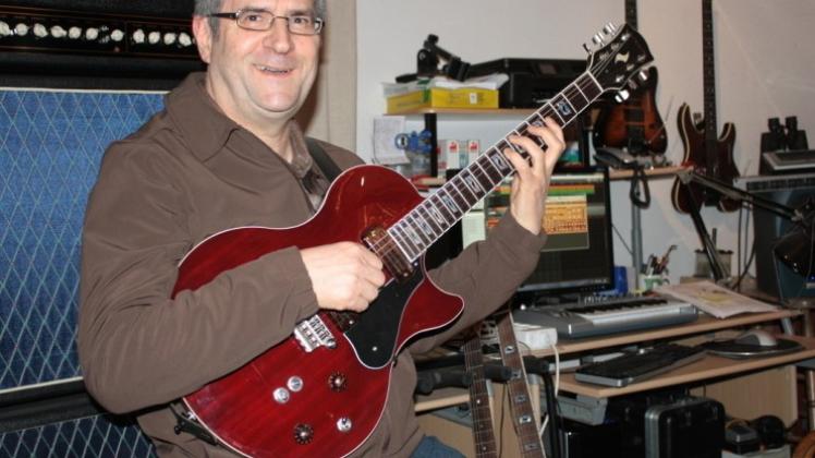 Gitarrist und Komponist Dieter Teuber aus Büren spielt in zwei NOZ