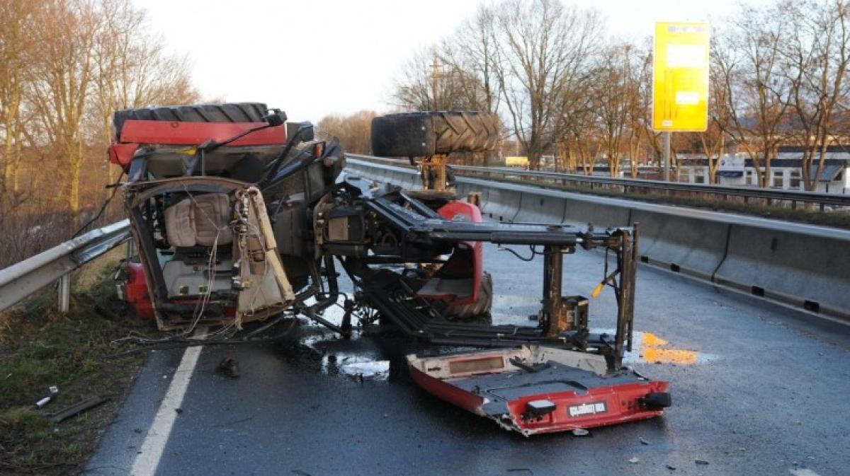 Traktor Blockiert Nach Unfall Für Stunden B 70 In Meppen: | NOZ