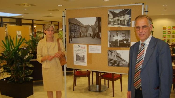 Alte Bramscher Ansichten: Elke und Michael Gottlieb haben anlässlich ihres Firmenjubiläums die Fotoausstellung „Bramsche vor 75 Jahren“ im Alloheim eröffnet. 