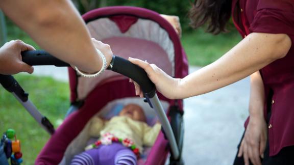 ILLUSTRATION - Seit die Freundin Mutter ist, fühlt sich ihre kinderlose Vertraute wie das fünfte Rad am (Kinder-)Wagen. Foto: Silvia Marks/dpa-tmn ILLUSTRATION - Seit die Freundin Mutter ist, fühlt sich ihre kinderlose Vertraute wie das fünfte Rad am (Kinder-)Wagen. Foto: Silvia Marks/dpa-tmn