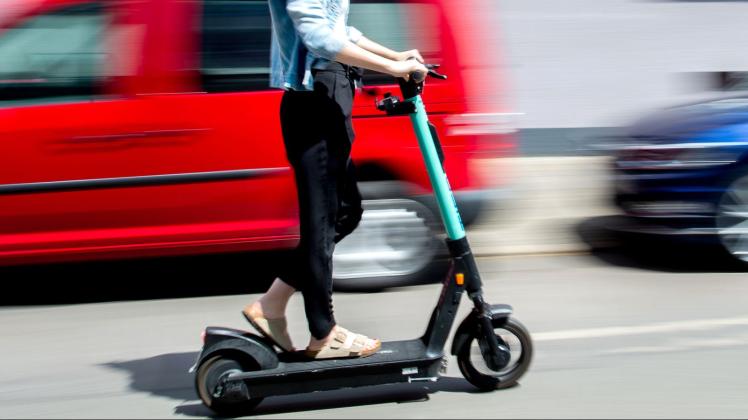 ARCHIV - Flotte Fahrer: Doch kann nach Schäden durch einen E-Scooter auch der Halter haften, wenn sich der Verursacher nicht ermitteln lässt? Foto: Hauke-Christian Dittrich/dpa/dpa-tmn