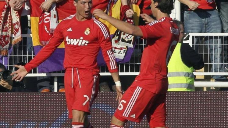 Cristiano Ronaldo (l) und Sami Khedira feiern Ronaldos Siegtreffer für Real im Derby. 
