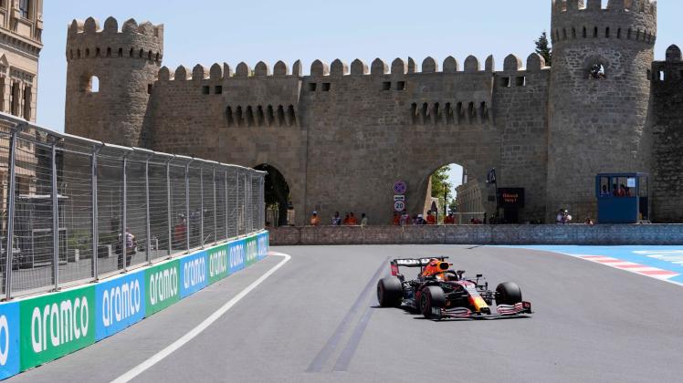 ARCHIV - Für Max Verstappen und seine Formel-1-Kontrahenten wartet in Baku erneut ein Stadtkurs. Foto: Darko Vojinovic/AP/dpa
