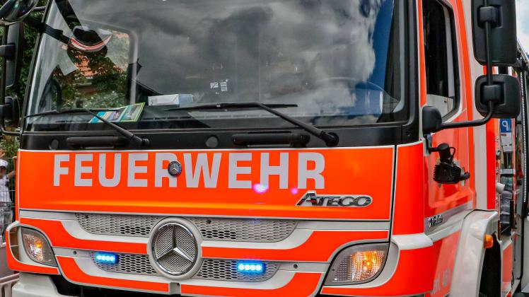 Kraftstoffaustritt an PKW in Tiefgarage - Verbrennbares Benzin-Luftgemisch breitet sich aus - Feuerwehr kann schlimmere