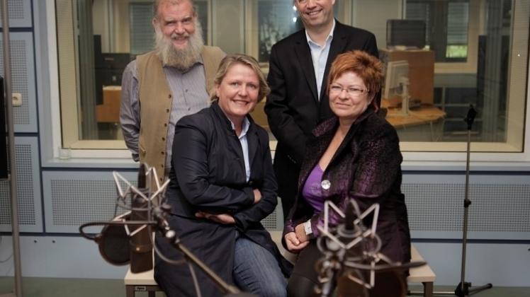
              Das Stichtag-Team des WDR: Michael Rüger (Redakteur, links), Hildegard Schulte (Redakteurin, vorne links), Ronald Feisel (Redaktionsleiter), Claudia Beklas (Sekretärin).