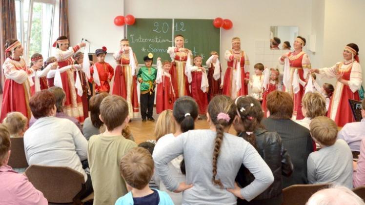 Die Gruppe Rosinka begeisterte die Besucher mit russischen Tänzen. 