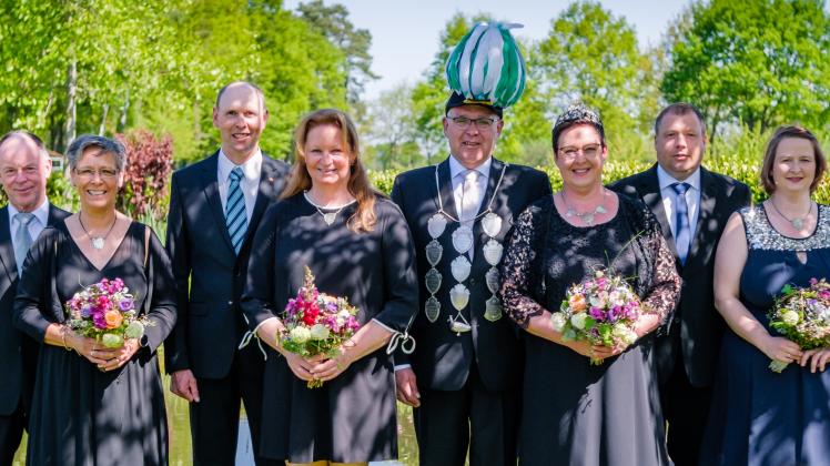 Das Königspaar Gerd und Eva-Maria Egbers mit seinem Throngefolge.