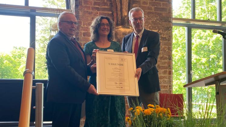 Stolz wird die Urkunde im Zarrentiner Klostersaal gezeigt: Minister Till Backhaus, Amtsleiterin Anke Hollerbach und Dr. Stefan Lütkes vom MAB-Nationalkomitess (v. li) bei der offiziellen Übergabe.