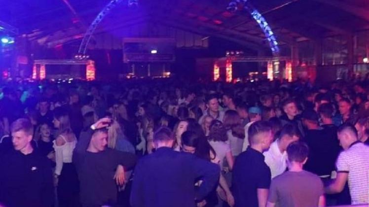 Ausgelassen feierte die Landjugend Wietmarschen im Jahr 2019 ihr Landjugendfest in der Reithalle im Ortsteil Lohnerbruch. Wegen neuer Brandschutzauflagen, die landesweit gelten, fällt das Fest in diesem Jahr zum Unmut der jungen Leute aus.
